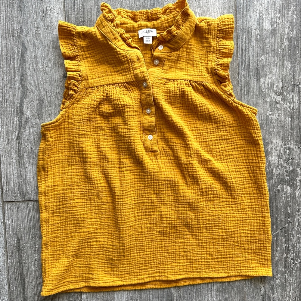 ♥️J CREW - SLEEVELESS 1/4 BUTTON TOP♥️